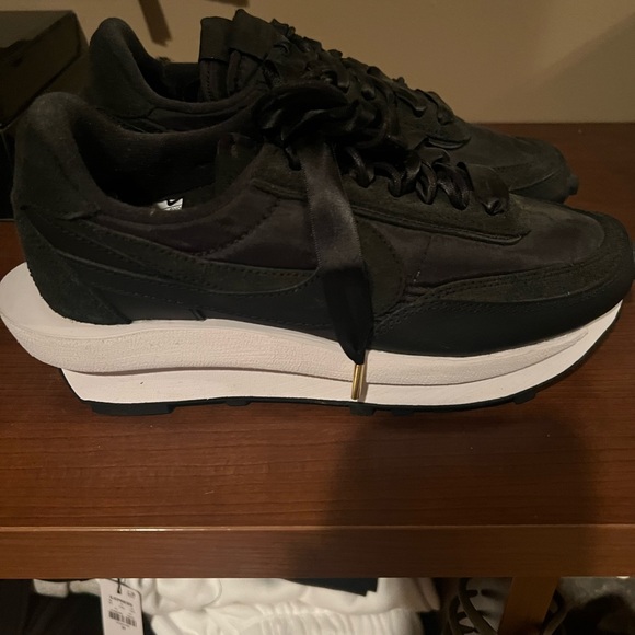 Nike, black sneakers, NWT - Picture 6 of 7